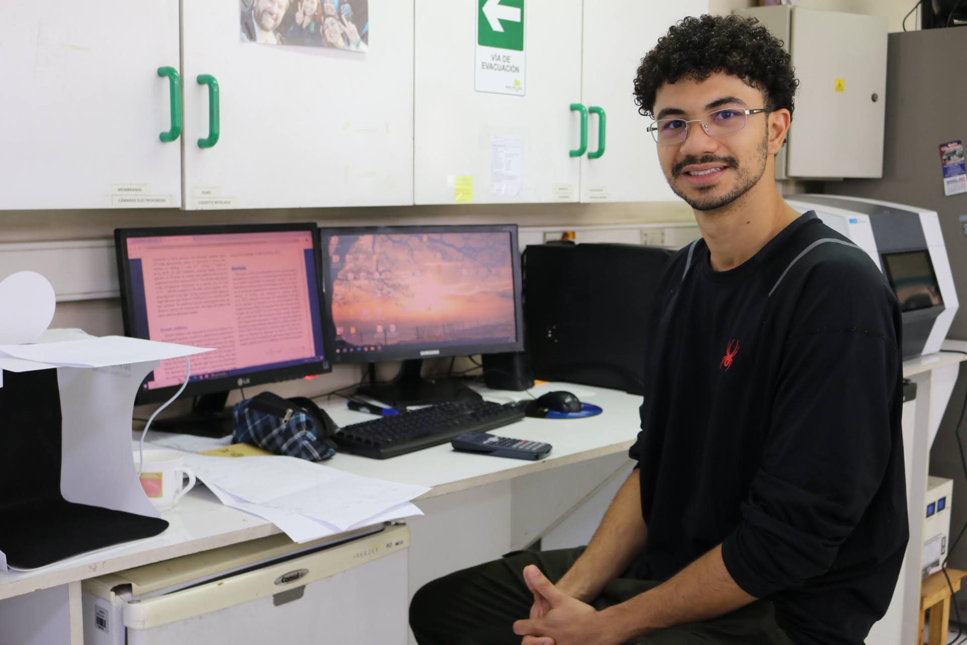 imagen Estudiante brasileño de postgrado se suma a investigación sobre microalgas en la Facultad de Química y Biología de la USACH