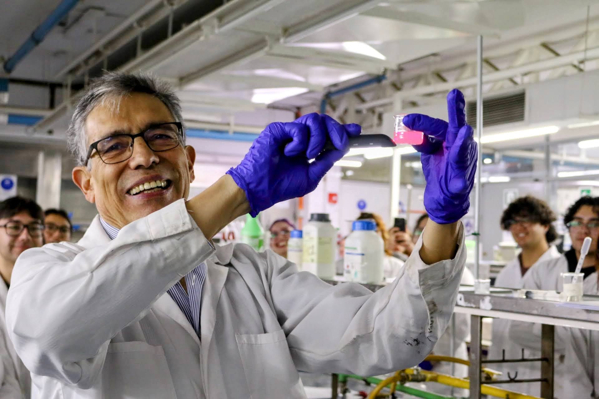 imagen Académico de la Universidad Iberoamericana de México promueve la enseñanza de la química a microescala durante visita a la Facultad de Química y Biología