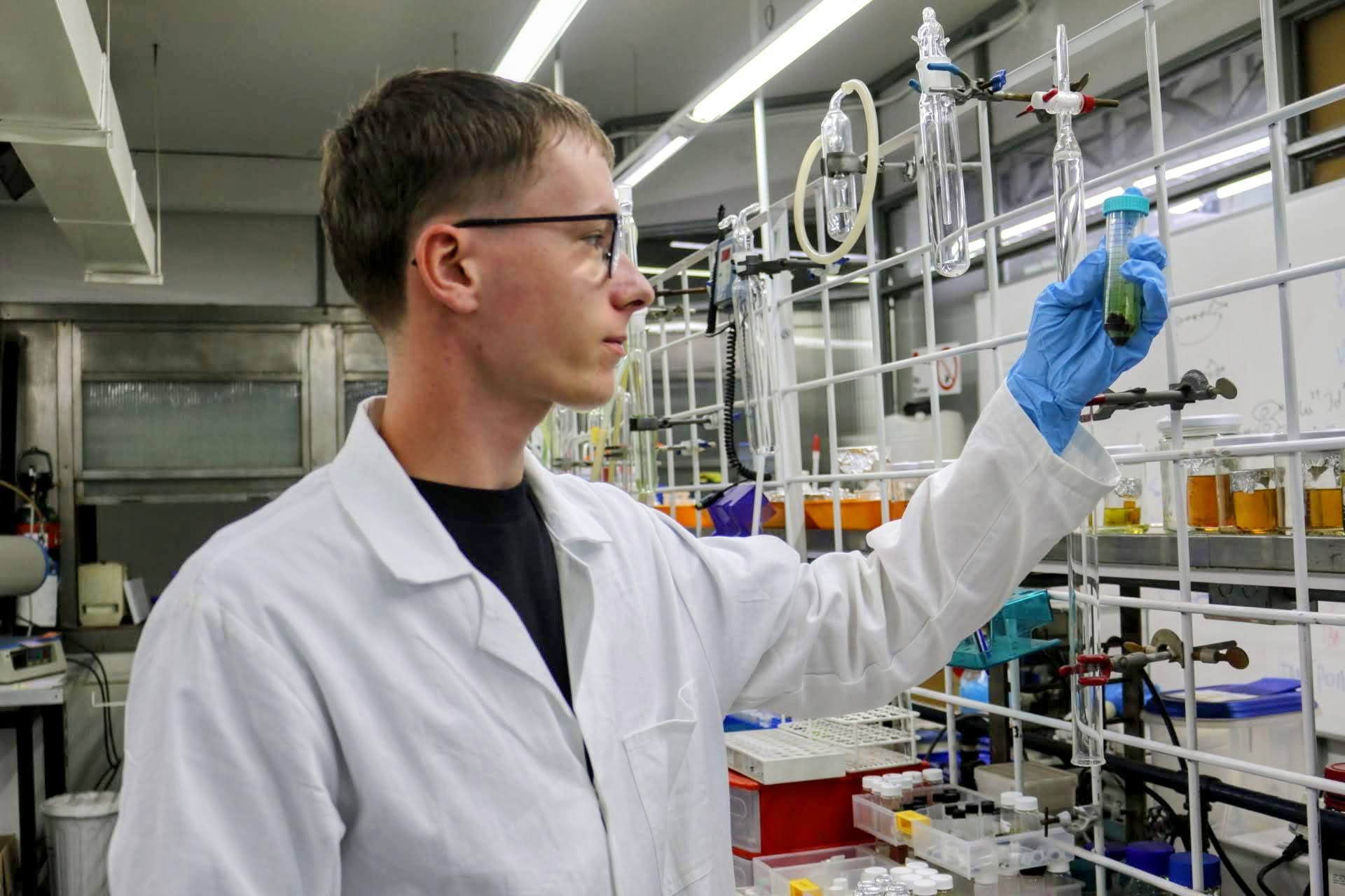imagen Estudiante francés realiza pasantía en el Laboratorio de Materiales Moleculares y Magnetismo Molecular de la USACH