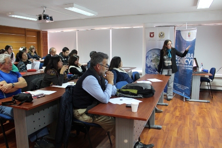 Investigadora de la Facultad acerca la ciencia y la academia a comunidad escolar