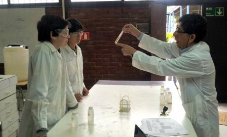 Colegio Francisco Misionero (Maipú) realiza experiencias en laboratorios de la Facultad
