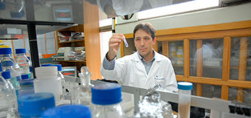 Destacado científico despierta interés en estudiantes al dar charla sobre investigación en torno al Virus Respiratorio Sincicial