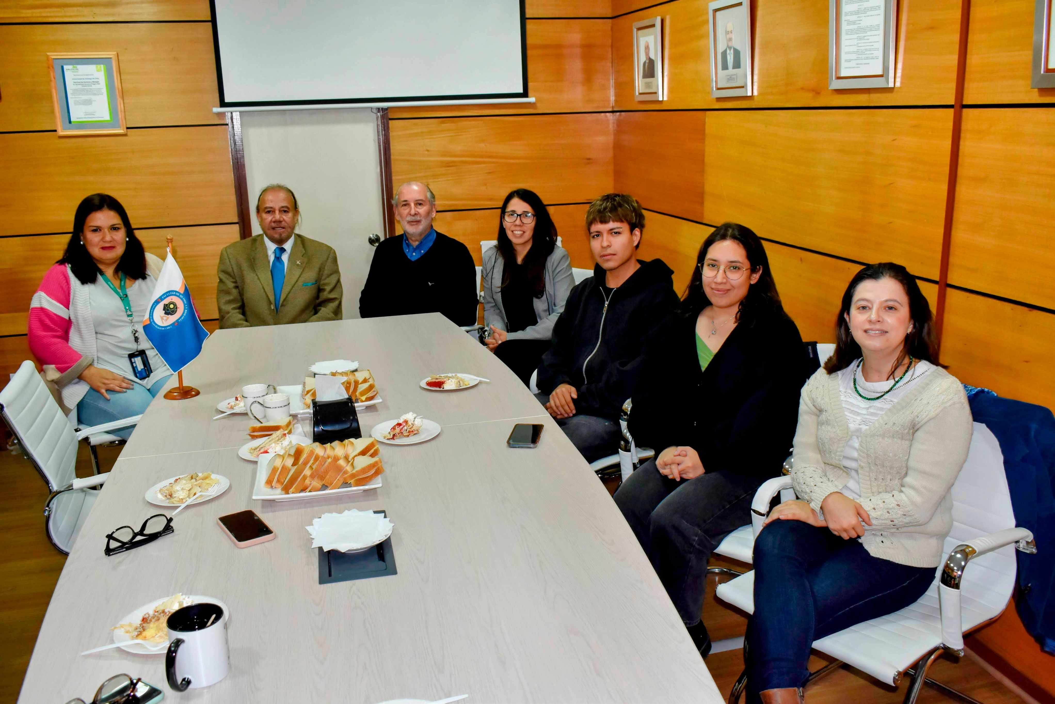 Este martes, antes de la realización del primer consejo con representatividad pluriestamental en la Universidad de Santiago, autoridades se reunieron con los miembros electos que representarán a sus estamentos y a la Facultad de Química y Biología en el C