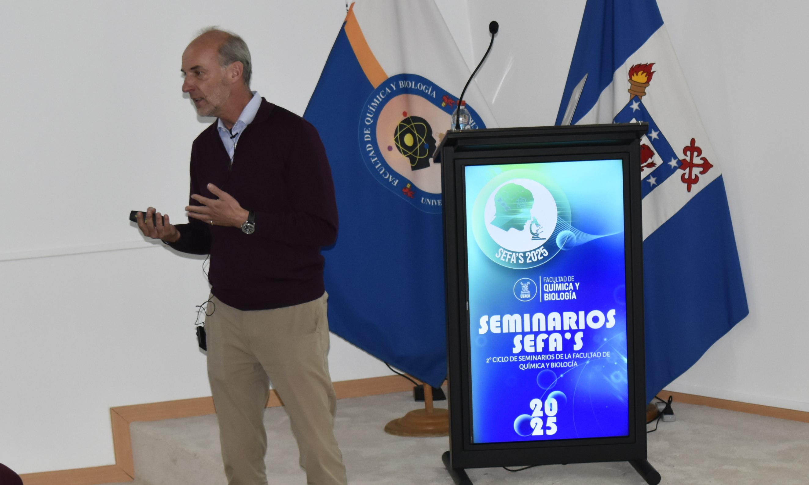 imagen Editor del JBIC entrega consejos sobre IA, integridad y estructura de un paper en seminario de la FQB