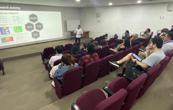 El Dr. Baldoví, director del Grupo de Investigación 2D Smart Materials de la Universitat de València, visita la Facultad de Química y Biología