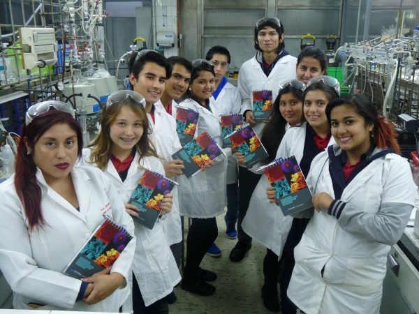 Laboratorio de la Facultad de Química y Biología recibe a estudiantes de enseñanza media