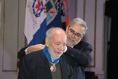 imagen Plantel distingue a Dr. Eduardo Lissi Gervaso como Profesor Emérito