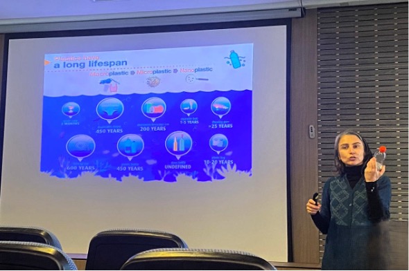 imagen Investigadora  de la Universitat Autónoma de Barcelona expone sobre impacto de nanoplásticos en organismos marinos