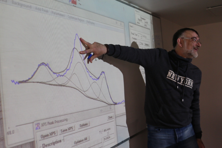 imagen Investigador español dicta curso sobre el uso de técnicas de análisis de espectroscopías de electrones para estudiantes y académicos
