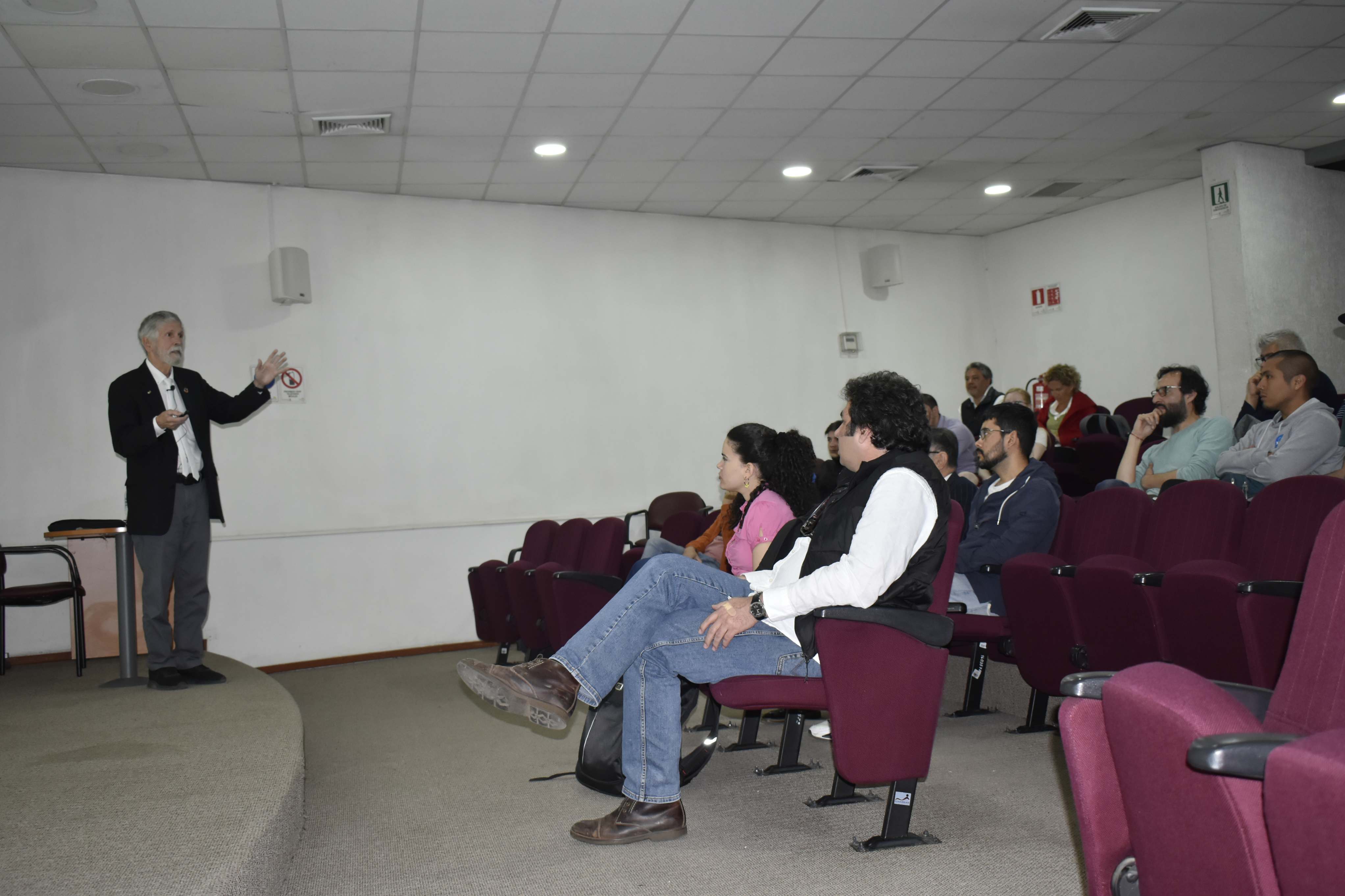 Colaboración Científica Internacional: Visita del Dr. Echegoyen fortalece lazos entre universidades