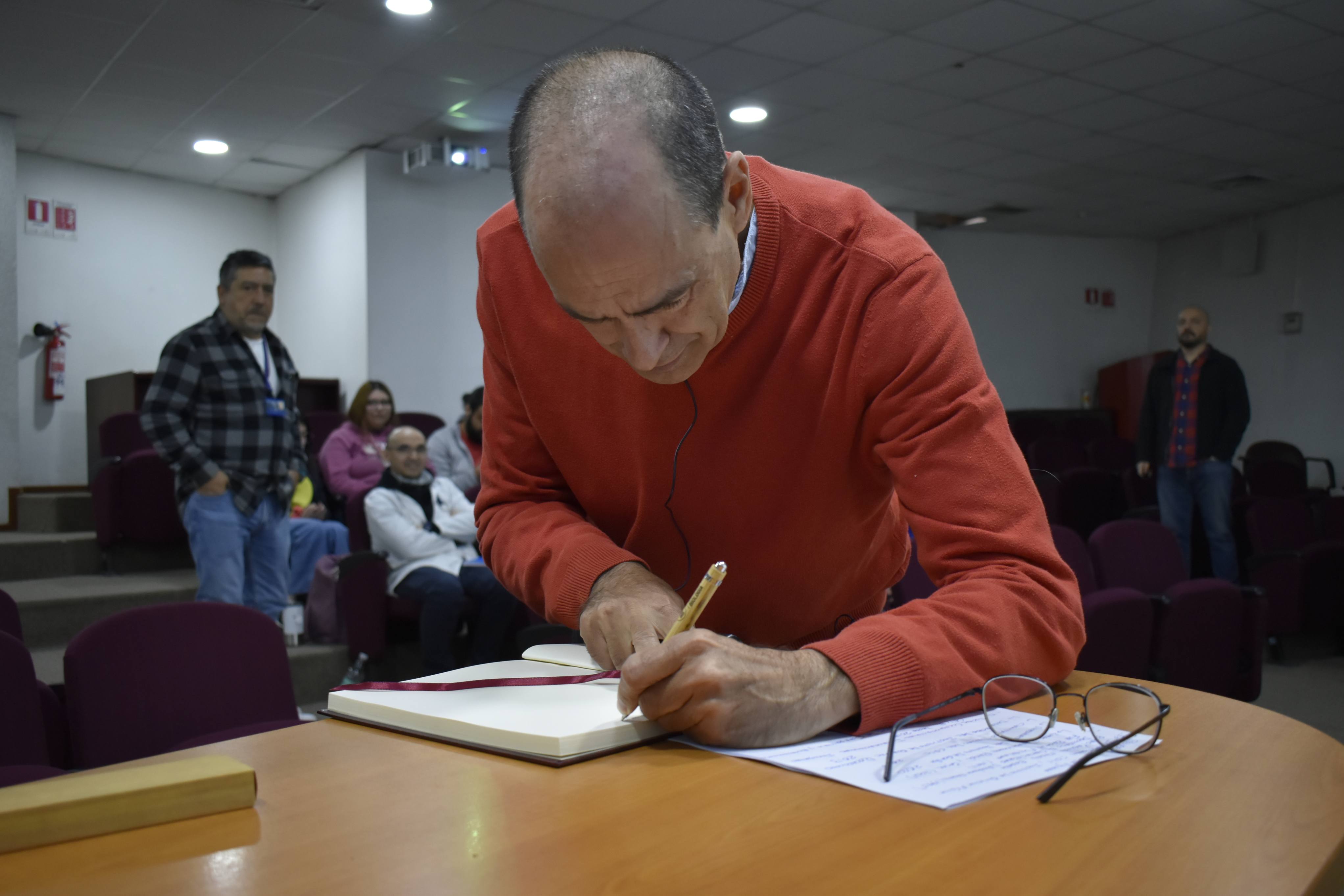 imagen Facultad de Química y Biología inaugura su Libro de Oro con destacado científico español