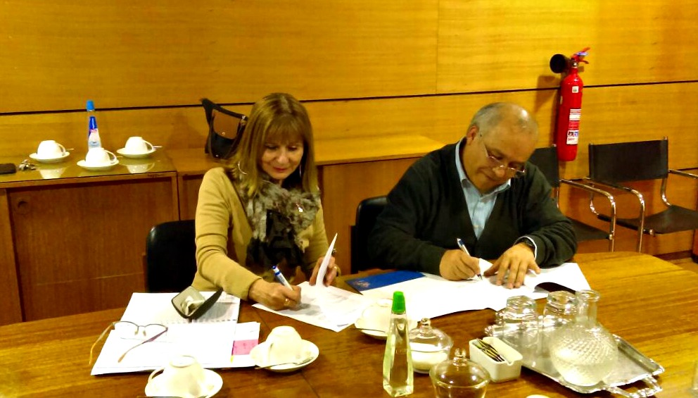Facultad de Química y Biología fortalece relaciones con firma de convenio con Colegio Alexander Fleming