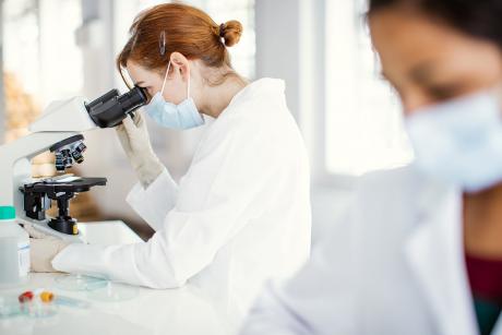 imagen Doctorado en Microbiología consolida su aporte a la investigación científica en medio de pandemia de COVID-19