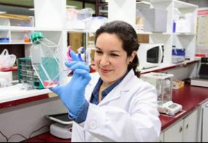 Académica Daniela Toro Ascuy, Dra. en Microbiología por la U. de Santiago: “Mi objetivo es estudiar e investigar para salvar vidas”
