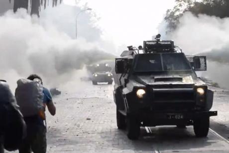 imagen Estudio Usach advierte que bombas lacrimógenas pueden provocar lesiones oculares graves e incluso ceguera