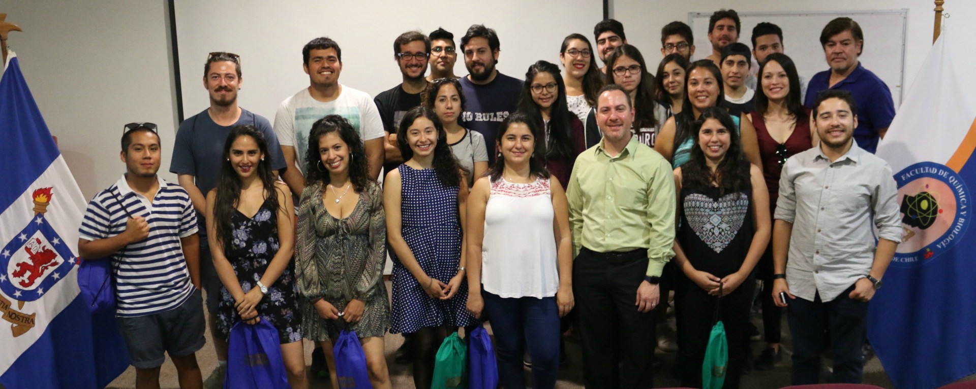 imagen Estudiantes de distintas Universidades del país participan en Curso de Fluorescencia