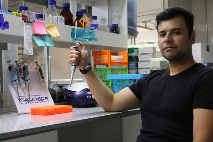 imagen Estudiante de la Facultad de Química y Biología recibe beca para estudio del Parkinson