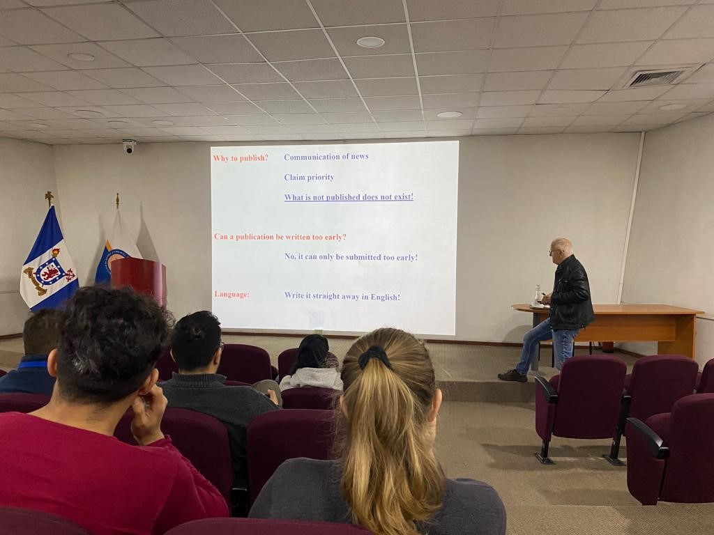 imagen El Dr. Fritz Scholz comparte su experiencia y conocimientos sobre la redacción y publicación de artículos científicos 