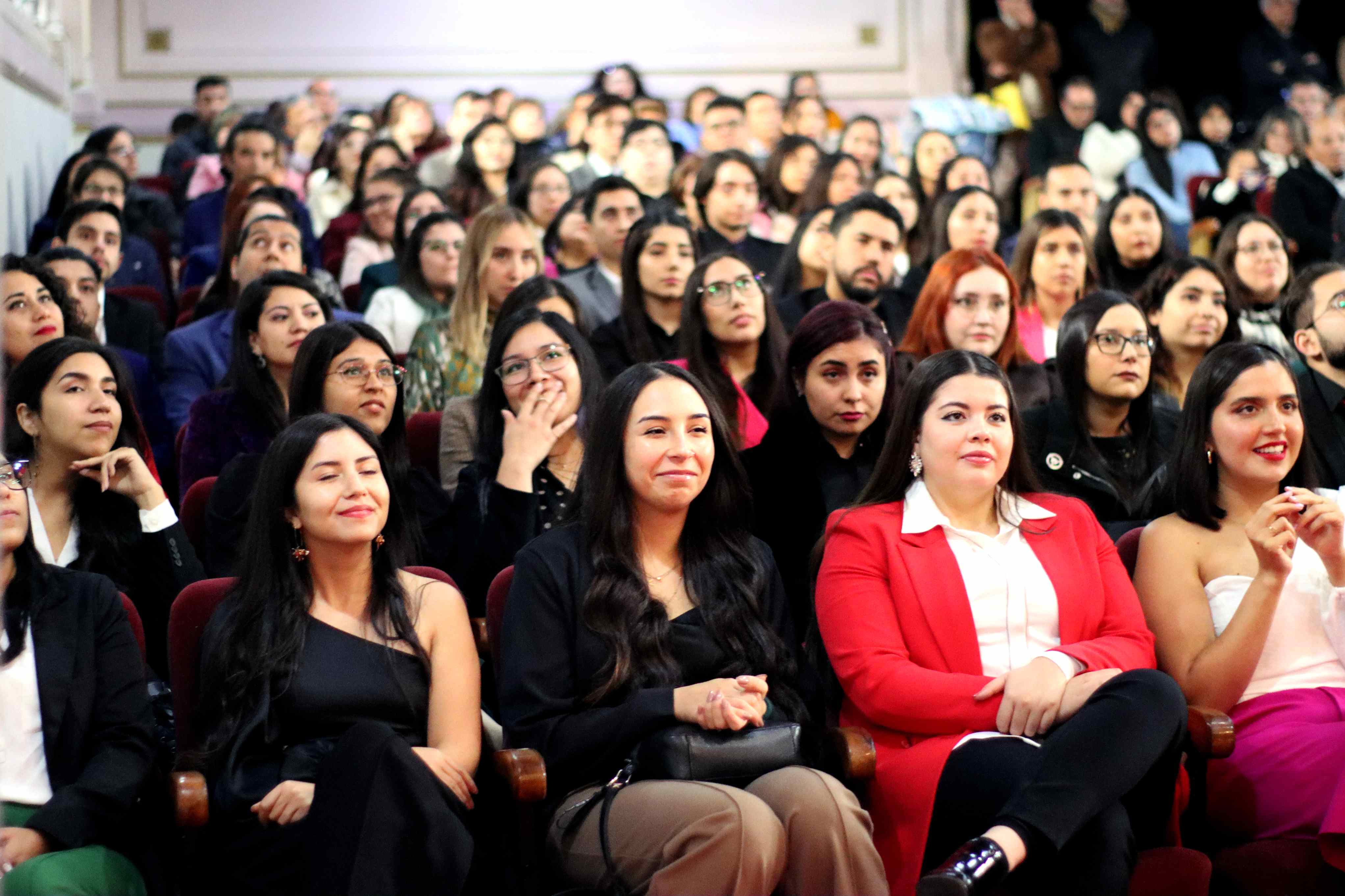 imagen Graduados y profesionales celebran su paso por la Facultad de Química y Biología en emotiva ceremonia 