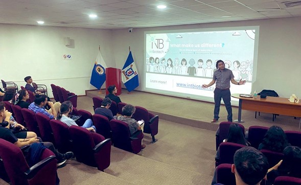 Charla Magistral: Dr. Emilio Alarcón expone sobre hallazgos recientes en el desarrollo de materiales para la reparación de tejidos y órganos 