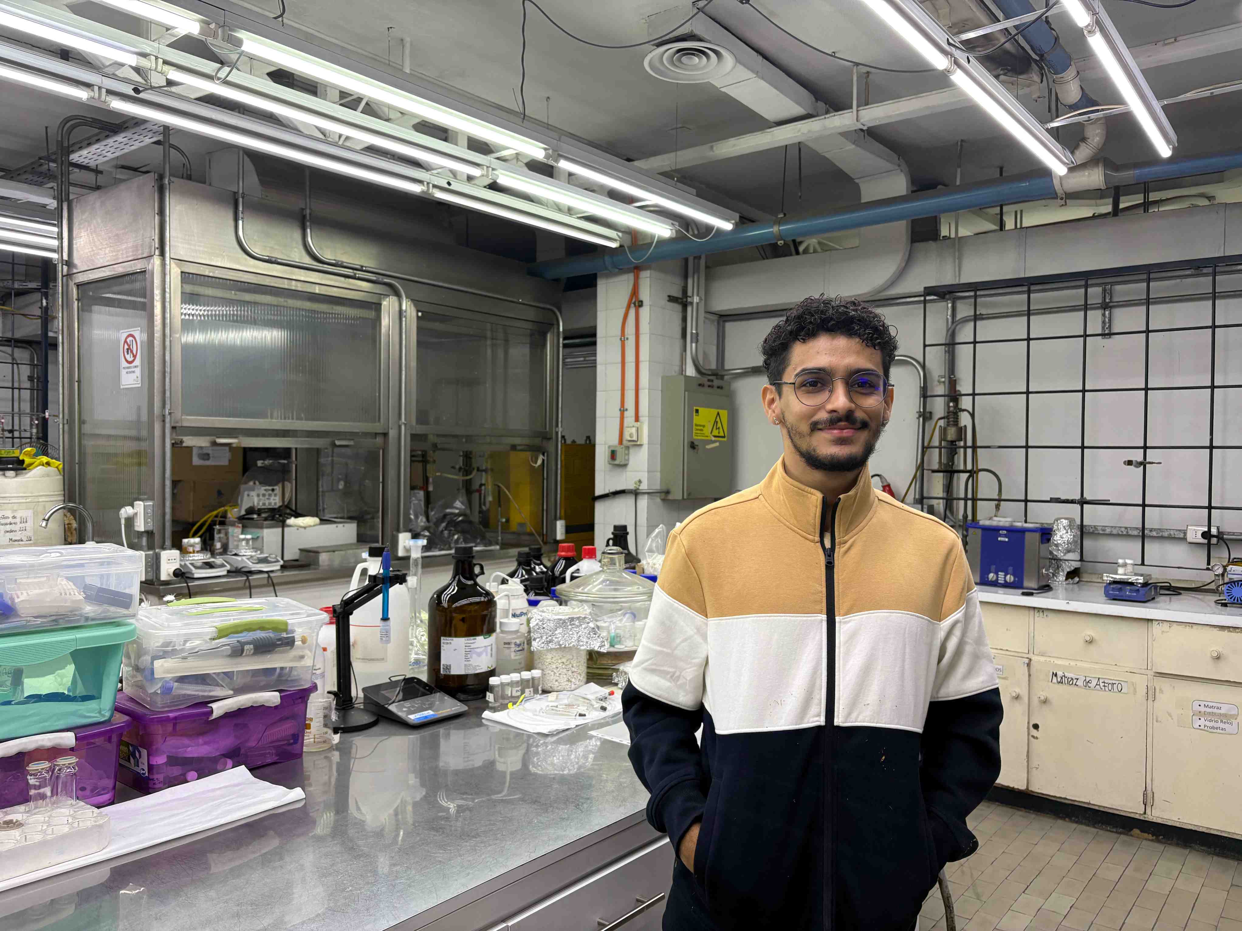 imagen Estudiante brasileño realiza pasantía de investigación en Laboratorio de Polímeros de la Facultad de Química y Biología 