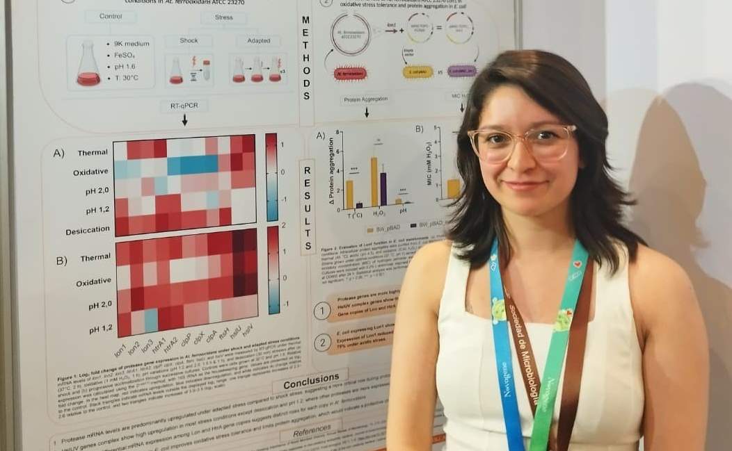 imagen Estudiante del programa de Doctorado conjunto de Microbiología USACH y UCH recibe distinción en SOMICH 2025