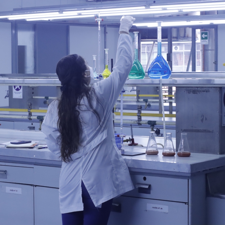 Licenciatura en Química comienza con éxito laboratorios presenciales este segundo semestre