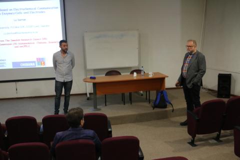 imagen Destacado investigador sueco realiza charla y rememora su vínculo con profesores de nuestra Facultad