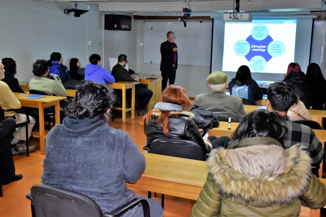 imagen Desafíos y oportunidades en plantas medicinales:  Dr. Michael Heinrich en su visita a la Facultad de Química y Biología
