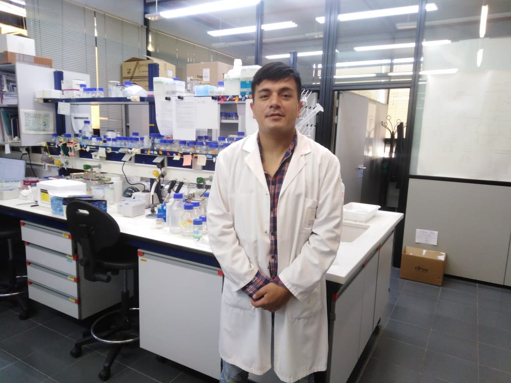 Estudiante del Doctorado en Biotecnología Usach realiza pasantía en laboratorio de IATA en España