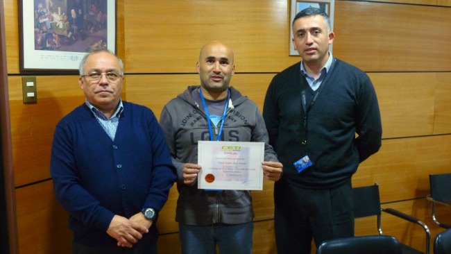 Funcionario de la Facultad recibe certificado tras aprobar curso de capacitación en Centro Técnico Indura