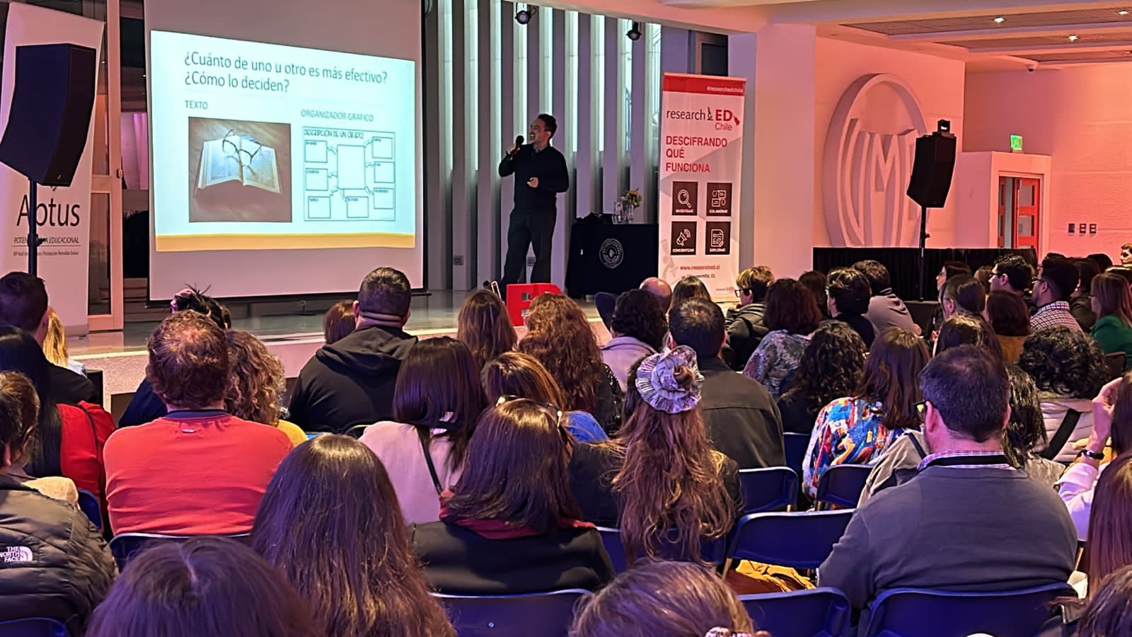 imagen La Ciencia del Aprendizaje: Dr. Carlos Rozas impulsa el aprendizaje con elementos gráficos en ResearchED