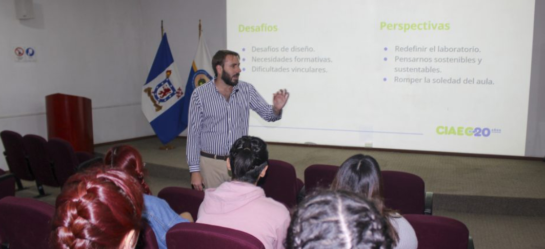 Vinculación Internacional: Doctor de la Universidad de Buenos Aires dicta charla sobre cómo potenciar la formación de profesores de ciencias con nuevas tecnologías