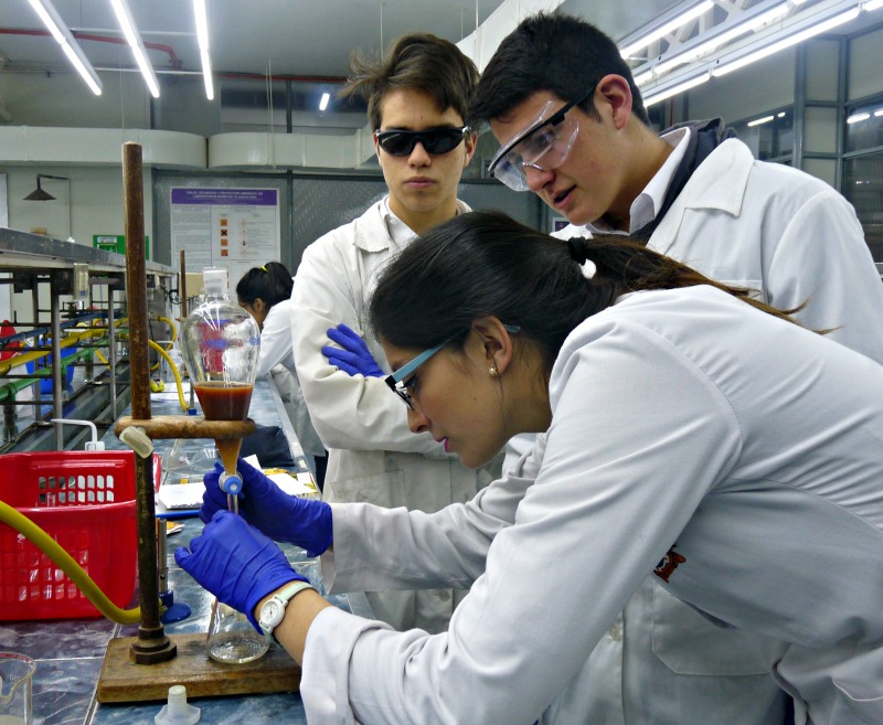 Colegio visita Facultad para desarrollar trabajo práctico en laboratorio
