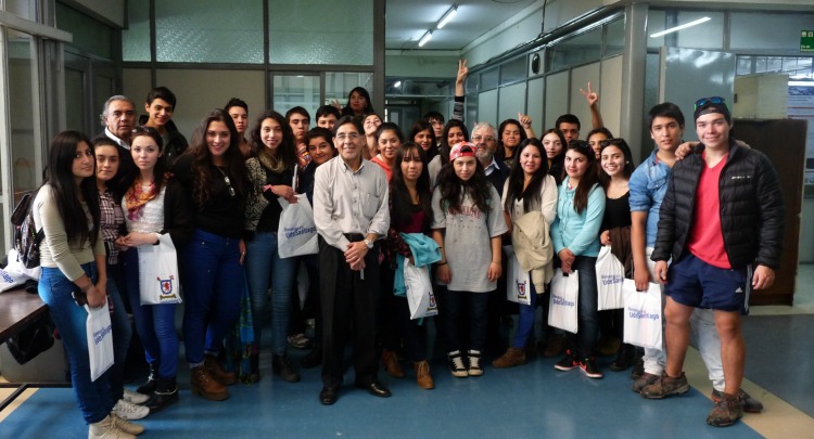 Facultad de Química y Biología colabora con la formación científica de estudiantes de Constitución 