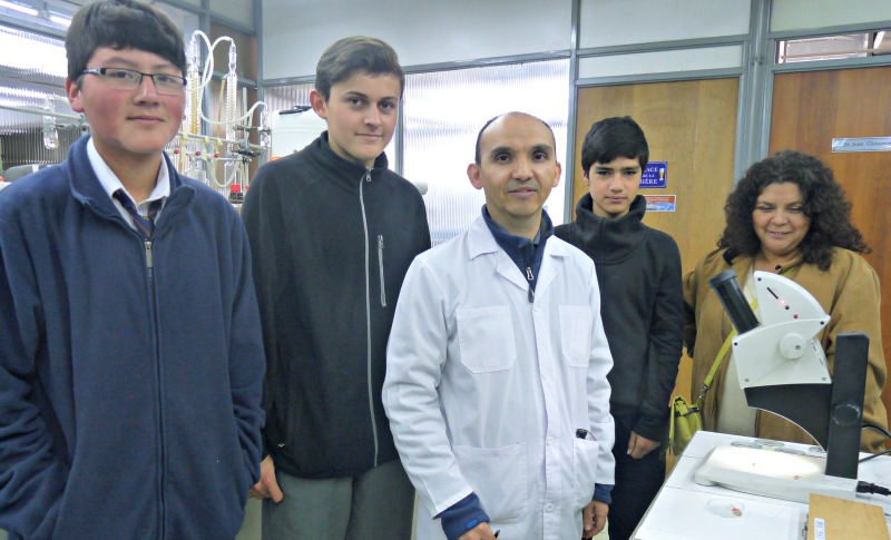 Liceo PACE participa de charla y experiencias de laboratorio en la Facultad