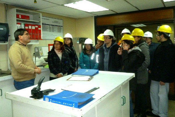 Estudiantes de la Facultad realizan salida a terreno a planta de adhesivos y pegamentos