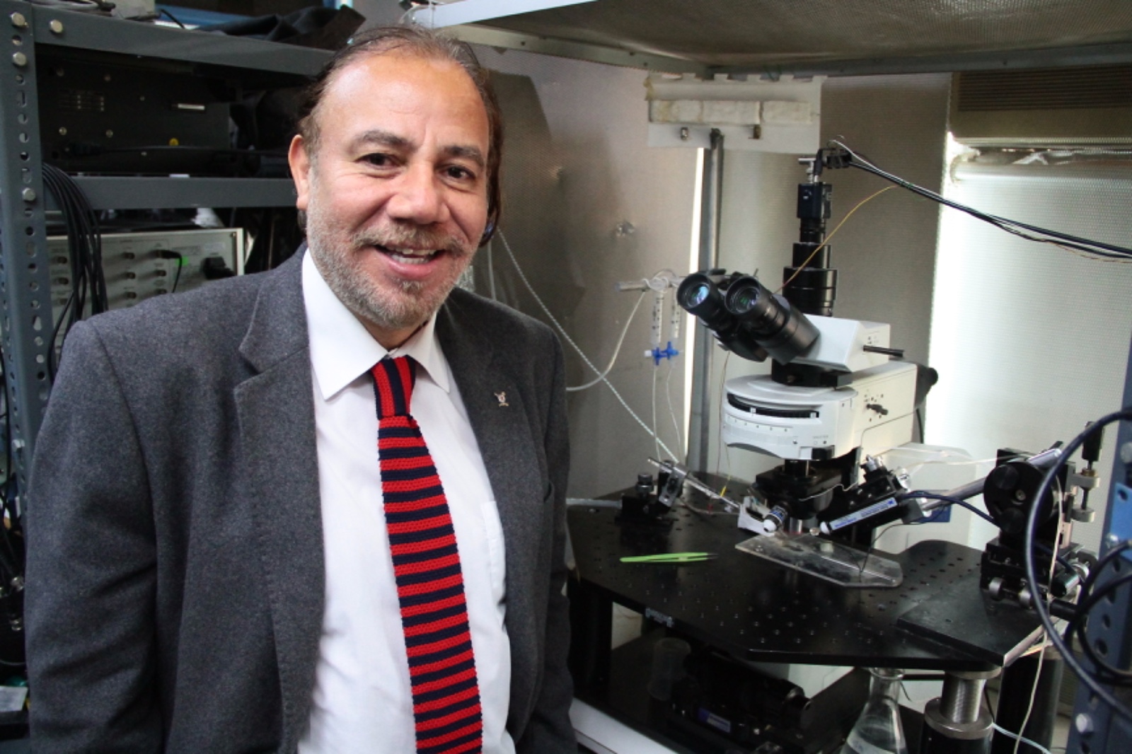 imagen Dr. Bernardo Morales se convierte en el nuevo decano de la Facultad de Química y Biología
