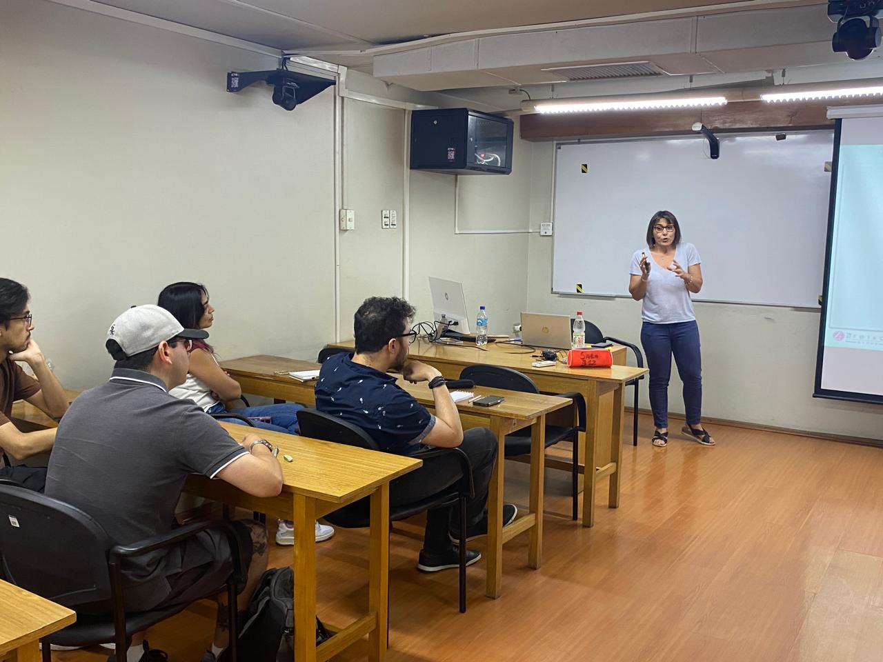 imagen Dra. Zoraida Freixa resalta el entusiasmo y el nivel del estudiantado en su visita a la Facultad de Química y Biología