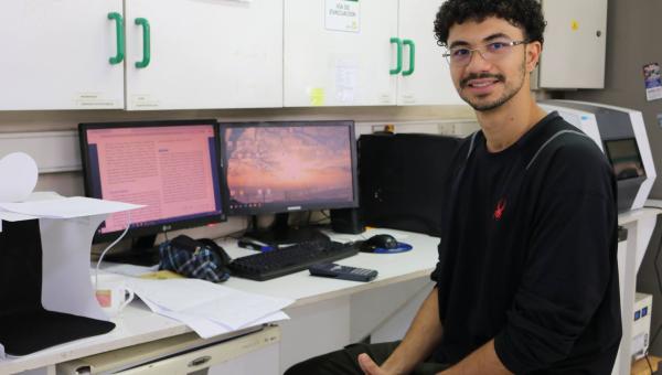 imagen Estudiante brasileño de postgrado se suma a investigación sobre microalgas en la Facultad de Química y Biología de la USACH