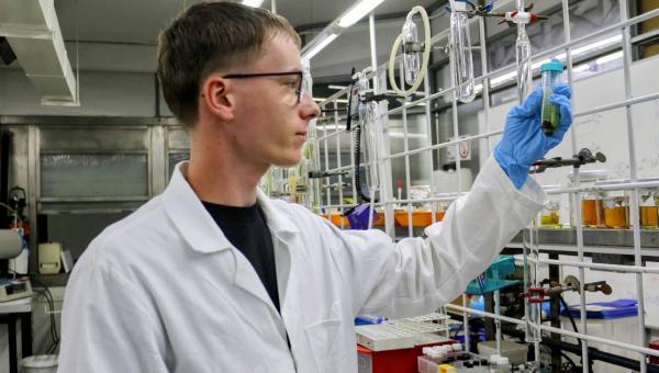 imagen Estudiante francés realiza pasantía en el Laboratorio de Materiales Moleculares y Magnetismo Molecular de la USACH