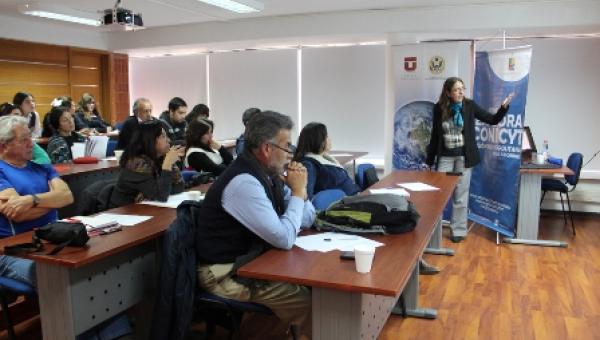 Investigadora de la Facultad acerca la ciencia y la academia a comunidad escolar