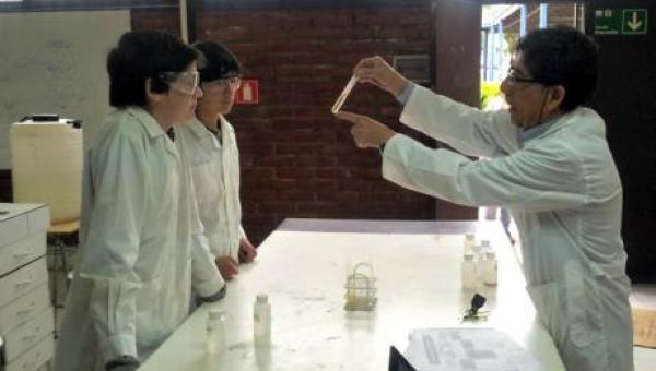 Colegio Francisco Misionero (Maipú) realiza experiencias en laboratorios de la Facultad