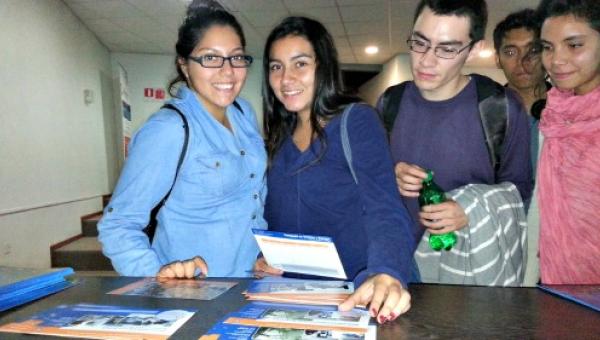 Estudiantes de Bachillerato participan de charla informativa realizada por la Facultad