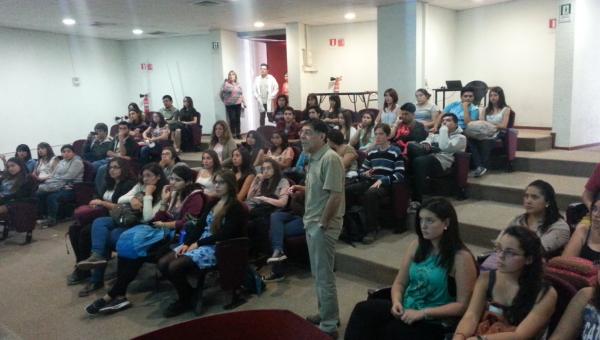 Estudiantes de bachillerato resuelven inquietudes en visita a la Facultad