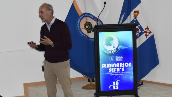 imagen Editor del JBIC entrega consejos sobre IA, integridad y estructura de un paper en seminario de la FQB