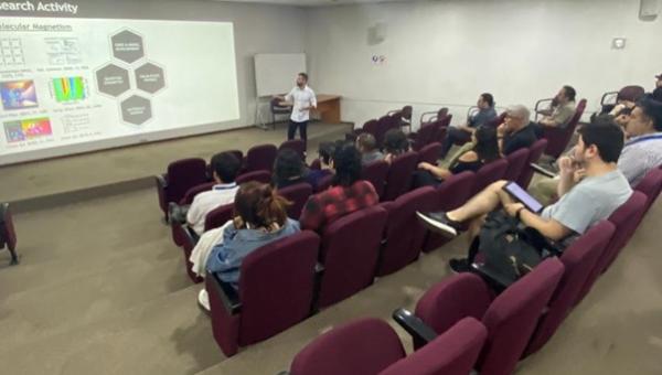 El Dr. Baldoví, director del Grupo de Investigación 2D Smart Materials de la Universitat de València, visita la Facultad de Química y Biología