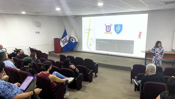 Comunidad académica y estudiantil participa en curso de Química Bioinorgánica con la visita de Dra. Isabel Correia 