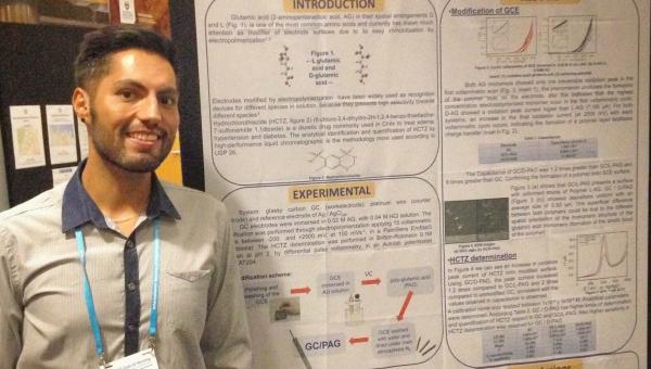 Estudiante de doctorado en química gana premio al mejor poster en congreso internacional