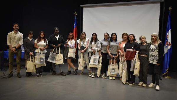 Estudiantes destacan el ciclo 'Científicas' que abordó el rol de la mujer en las ciencias en la Facultad de Química y Biología